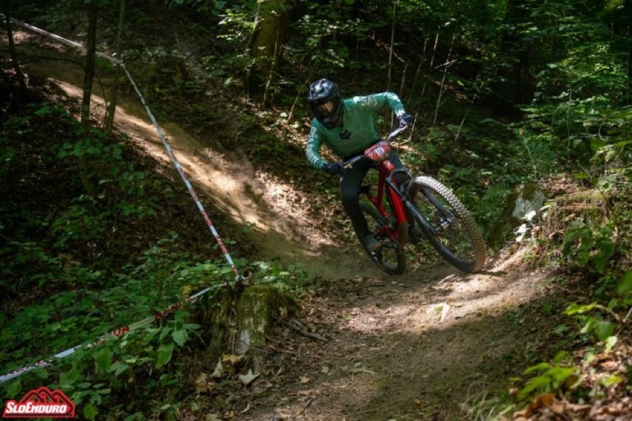 Član kluba v spustu skozi gozd na tekmi SloEnduro Krokar v Dobrni