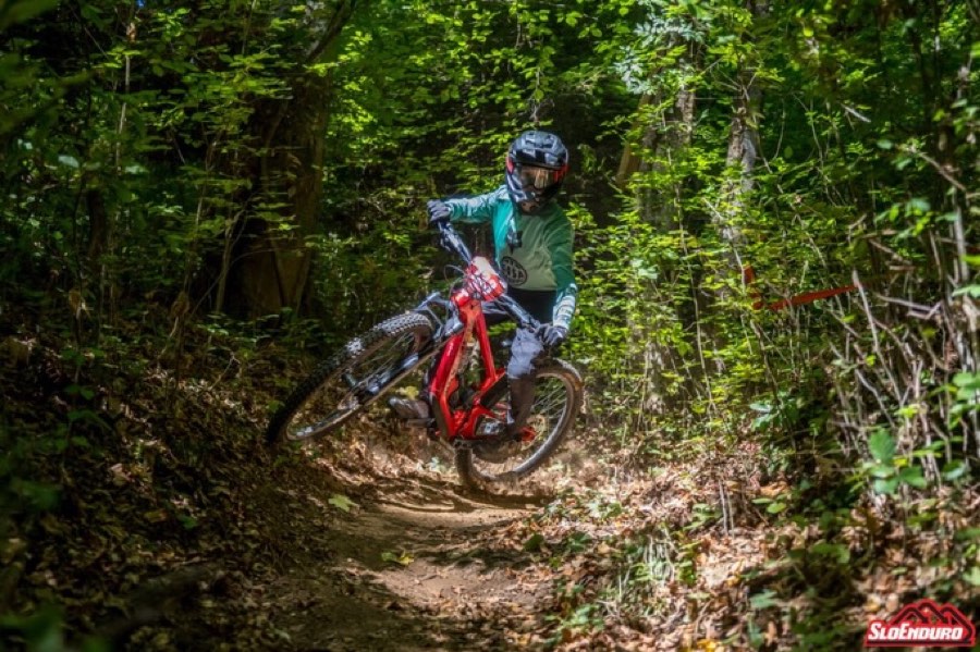 Član kluba v skoku na enoslednici na tekmi SloEnduro Krokar