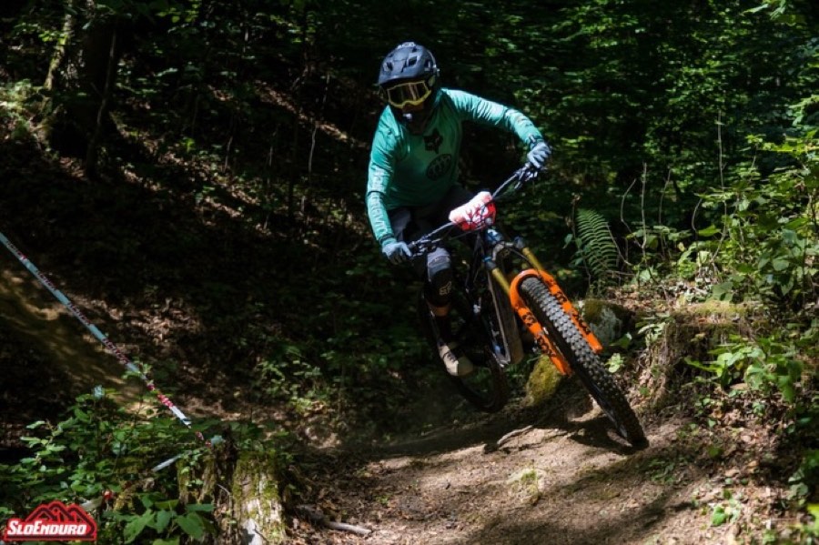 Član kluba v spustu po tehnični gozdni stezi na tekmi SloEnduro