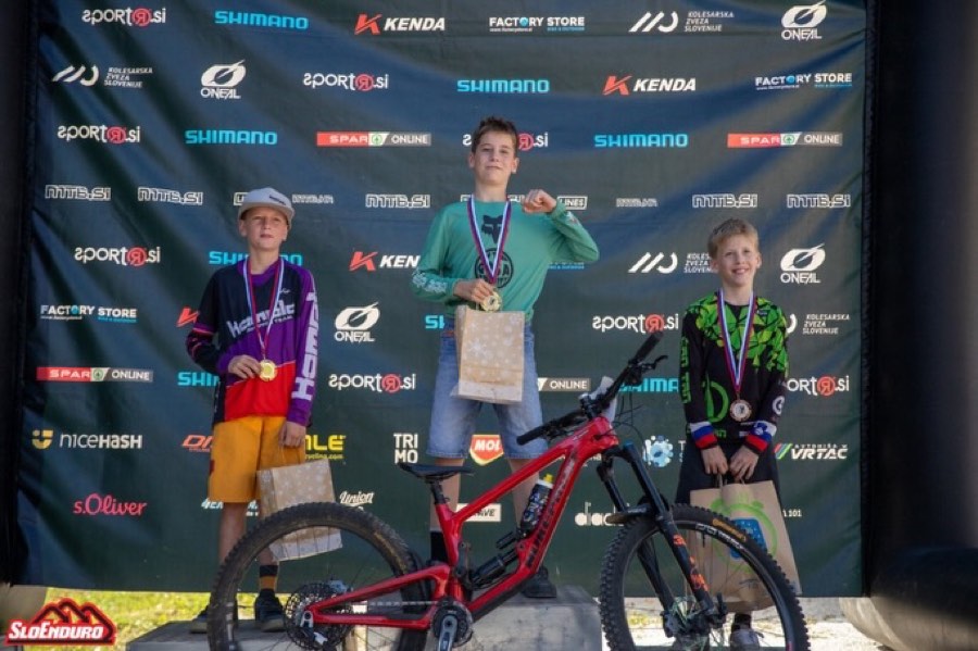 Mladi tekmovalci kluba na zmagovalnem odru tekme SloEnduro