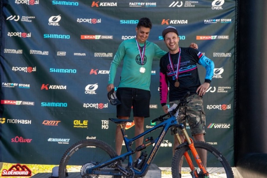 Člana kluba z medaljami na odru po tekmi SloEnduro Krokar