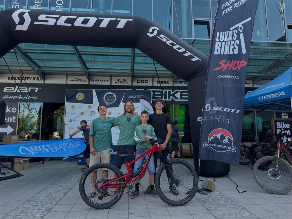 Člani in mladi tekmovalci MTB Kluba Goša Gravity na kolesarskem dogodku